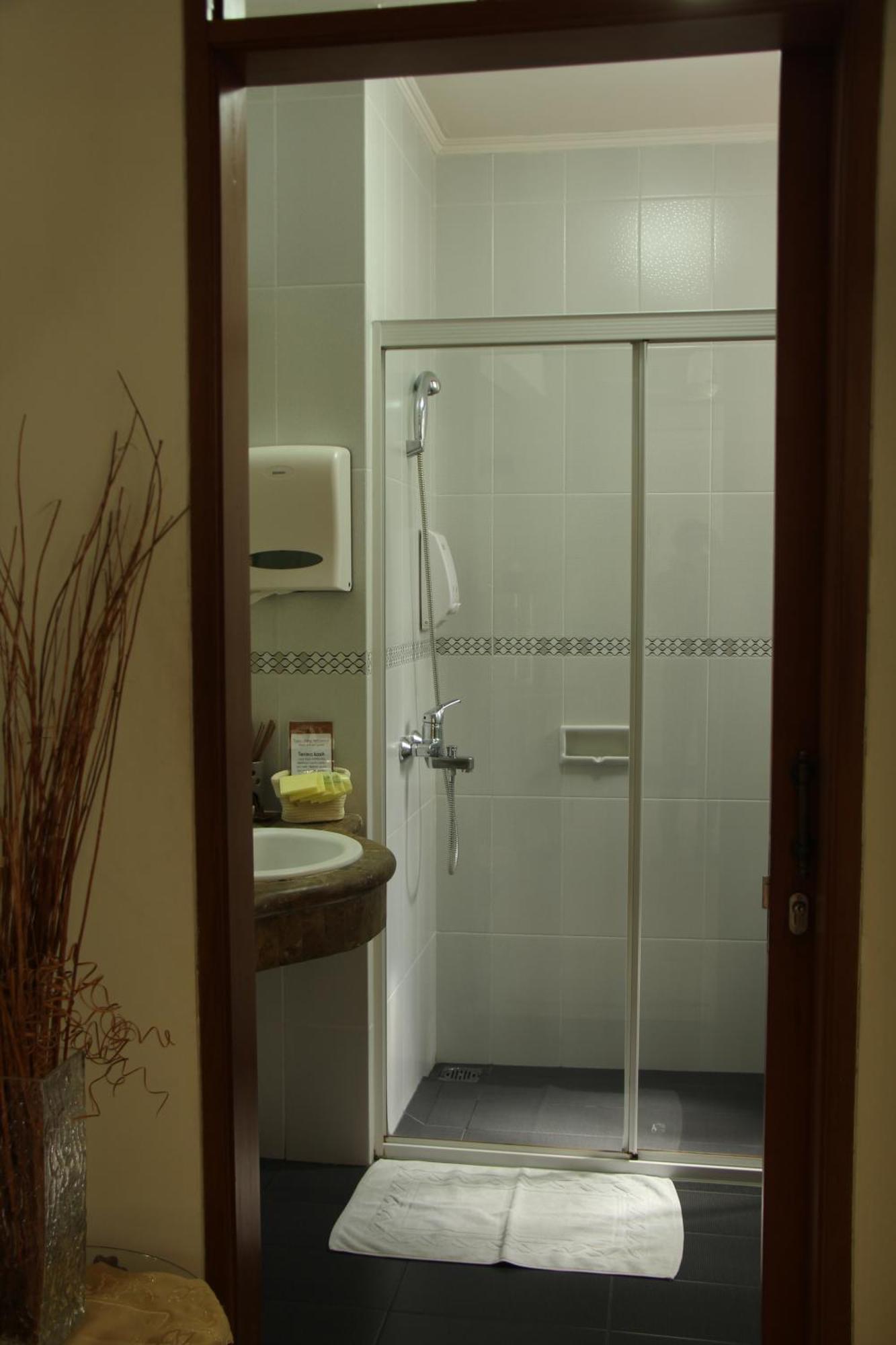 Bed And Breakfast Tomang Jacarta Quarto foto